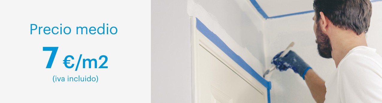 Informação sobre preço medio de serviço de pintura em portugal, 7 euros por metro quadrado. Imagem de pintor profissional a pintar uma parede interior numa sala